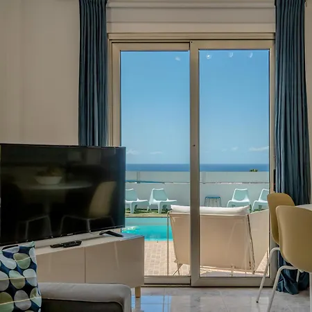 With Private Pool & Ocean Views Apartman *