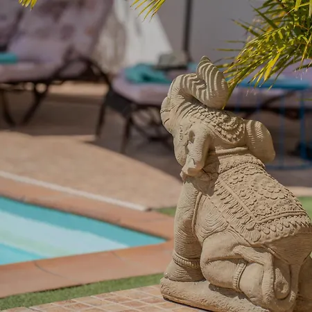 With Private Pool & Ocean Views 아데제