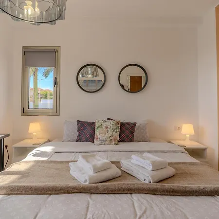 With Private Pool & Ocean Views 아파트