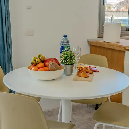 With Private Pool & Ocean Views 아파트 *