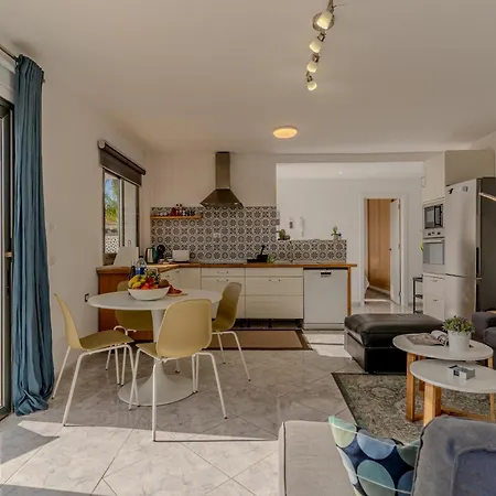 Apartman With Private Pool & Ocean Views *
