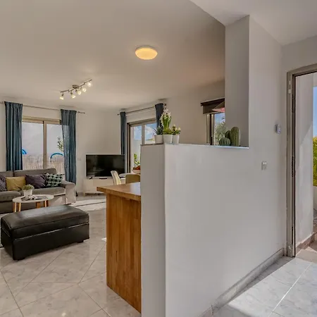 With Private Pool & Ocean Views Apartman