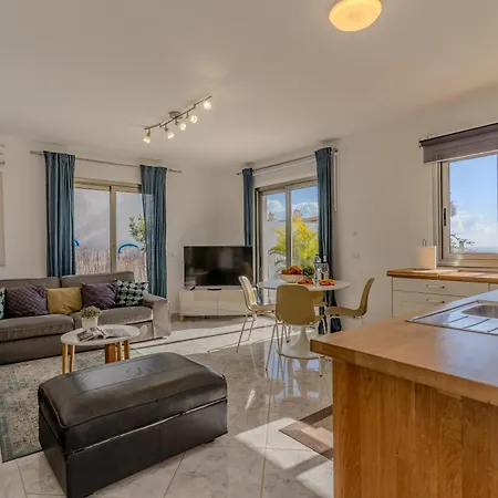 With Private Pool & Ocean Views 아파트 아데제