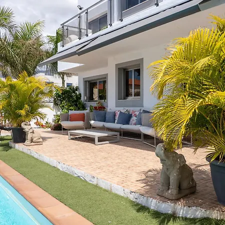 With Private Pool & Ocean Views * 아데제