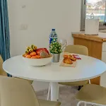 With Private Pool & Ocean Views 아파트 *