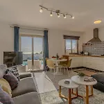 With Private Pool & Ocean Views 아파트 *
