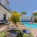 With Private Pool & Ocean Views * 아데제