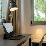 With Private Pool & Ocean Views 아파트 *