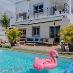 With Private Pool & Ocean Views 아파트